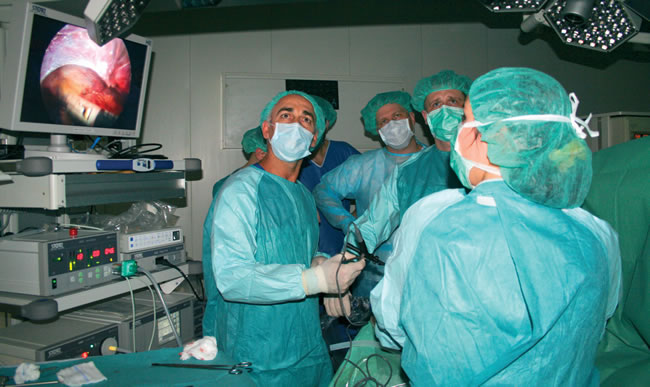 Профессор З.А. Кадыров выполняет лапароскопическое вмешательство в операционной OR-1